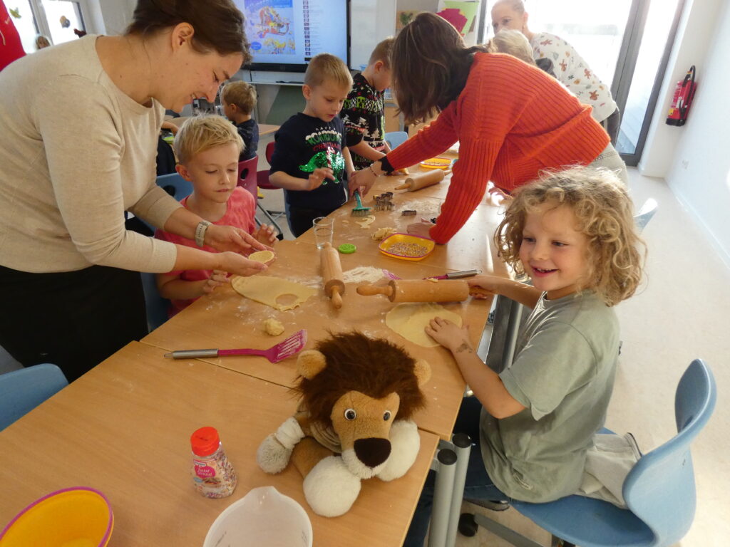 Weihnachtliche Backfreuden in der Klasse 2